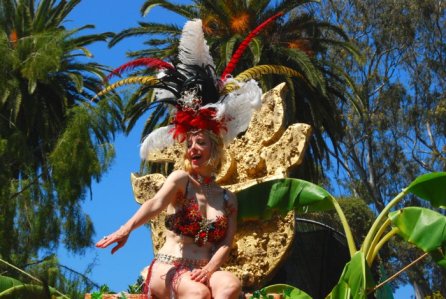 1501 Greeting Her Fans