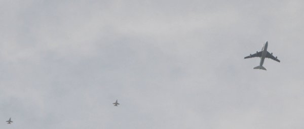 0936 3 Jets, 1 Spaceship