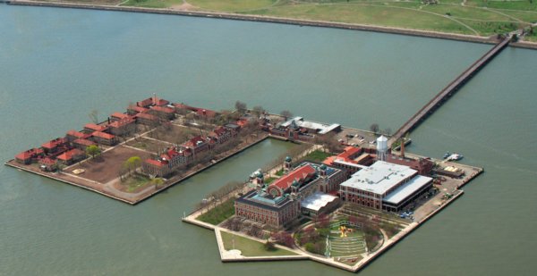 2832 Ellis Island