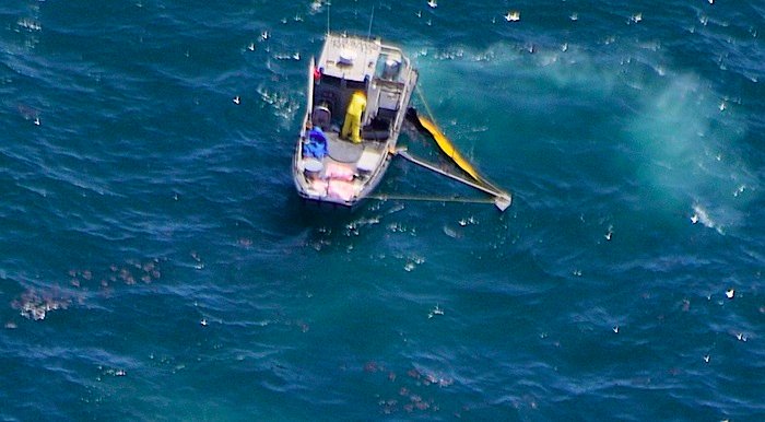 1374 Boat Sweeping Oil