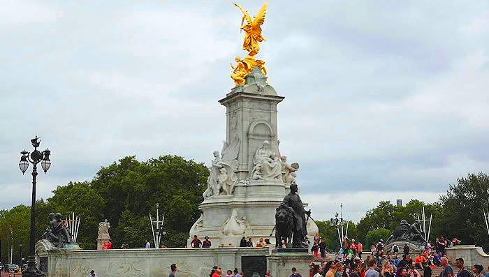 6680 Palace Courtyard Sculptures