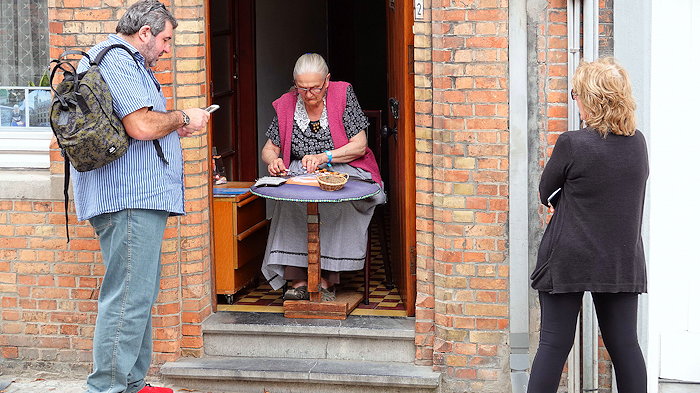 6594 Woman & Wayfarers